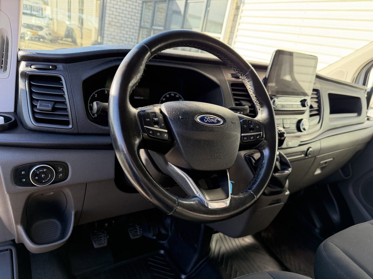 Ford Transit Custom 280 2.0 TDCI 130pk L1H1 Trend / vaste prijs rijklaar € 13.950 ex btw / euro 6 diesel / bpm vrij / trekhaak 2500 kg / airco / cruise / navigatie / pdc voor en achter