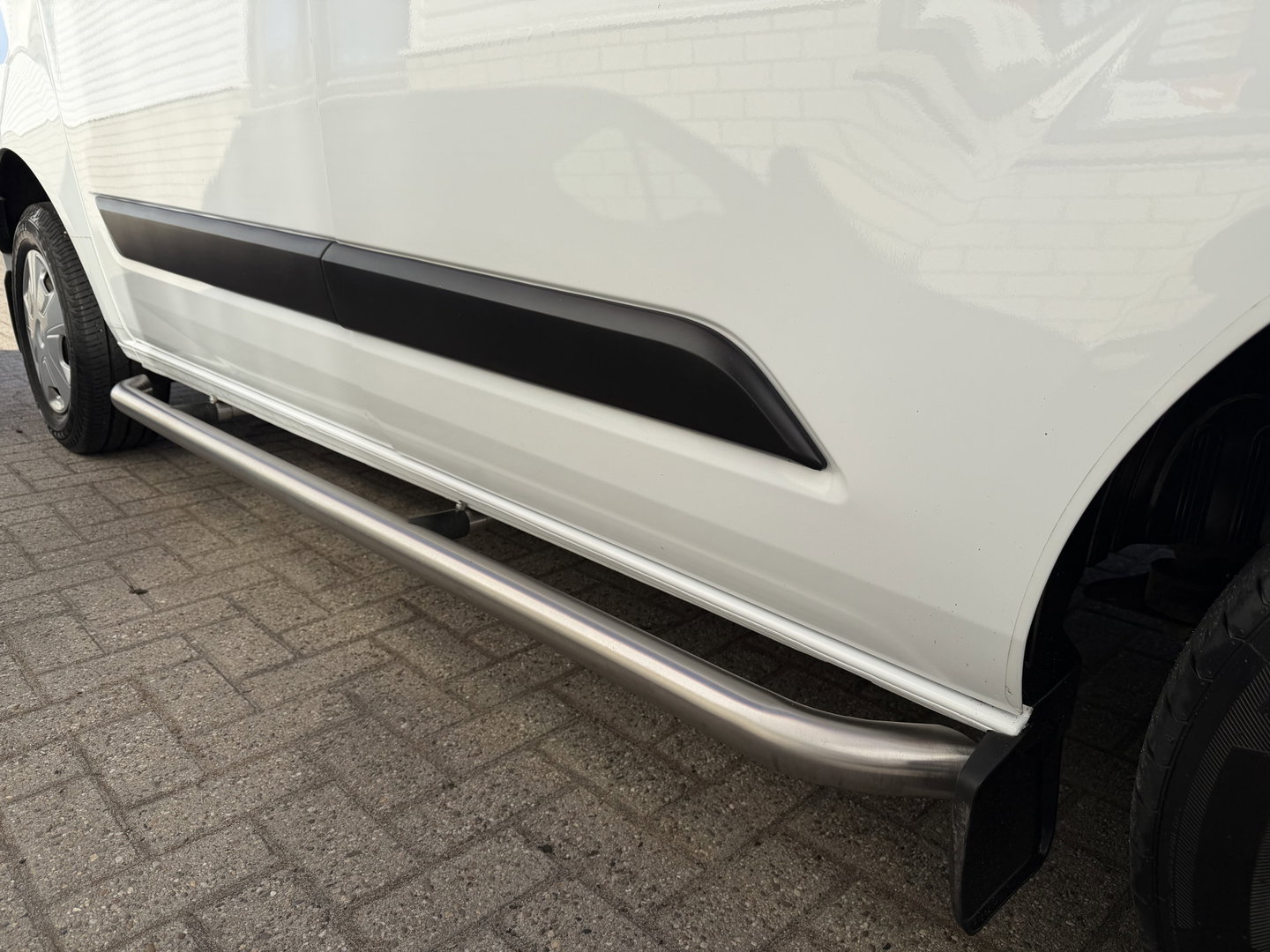 Ford Transit Custom 280 2.0 TDCI 130pk L1H1 Trend / vaste prijs rijklaar € 13.950 ex btw / euro 6 diesel / bpm vrij / trekhaak 2500 kg / airco / cruise / navigatie / pdc voor en achter