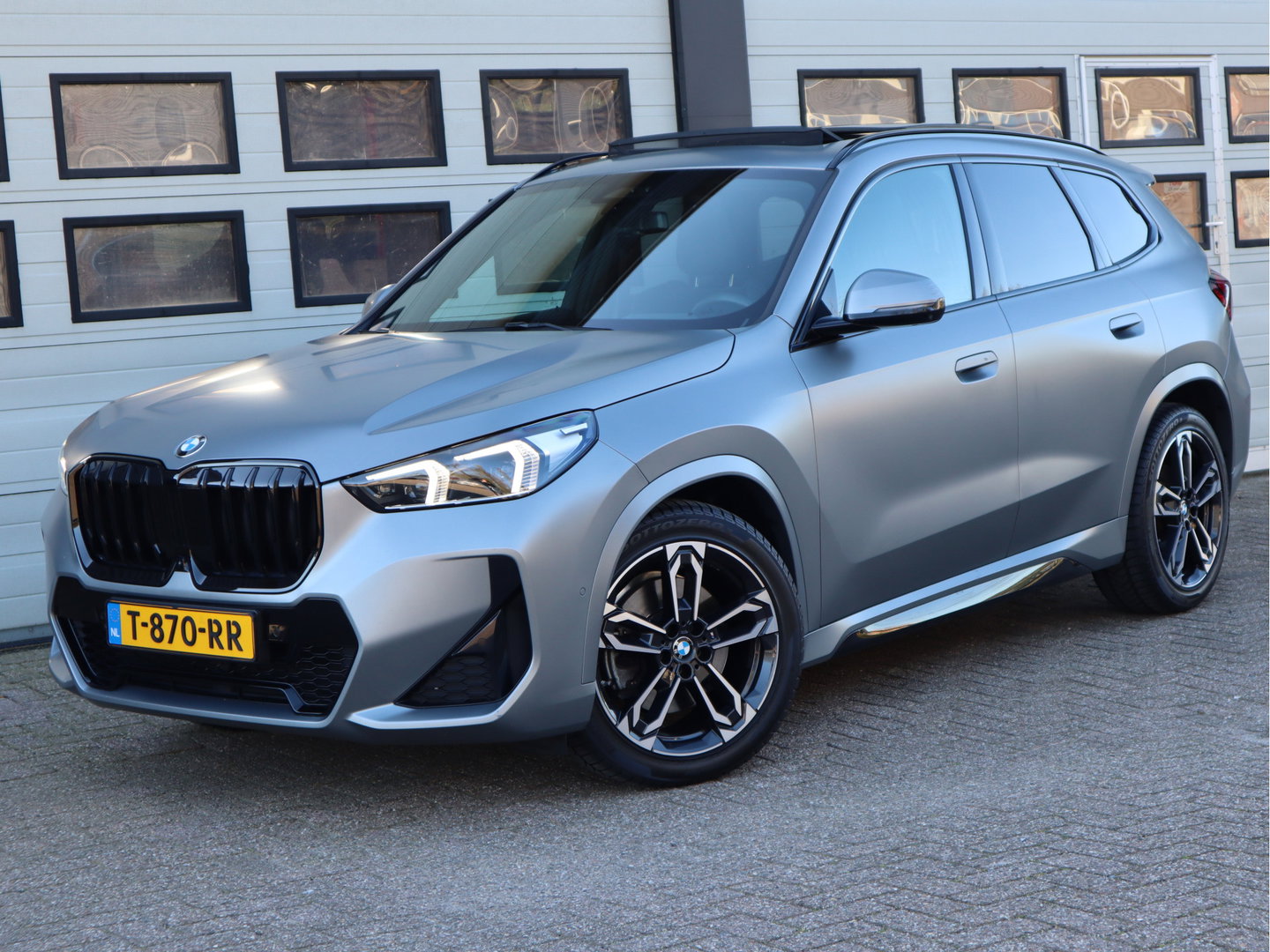 BMW X1 xDrive 23i 204pk 4Cilinder M-Sport - PANO - H&K - Memory - Dealer O.H. - Frozen Grey