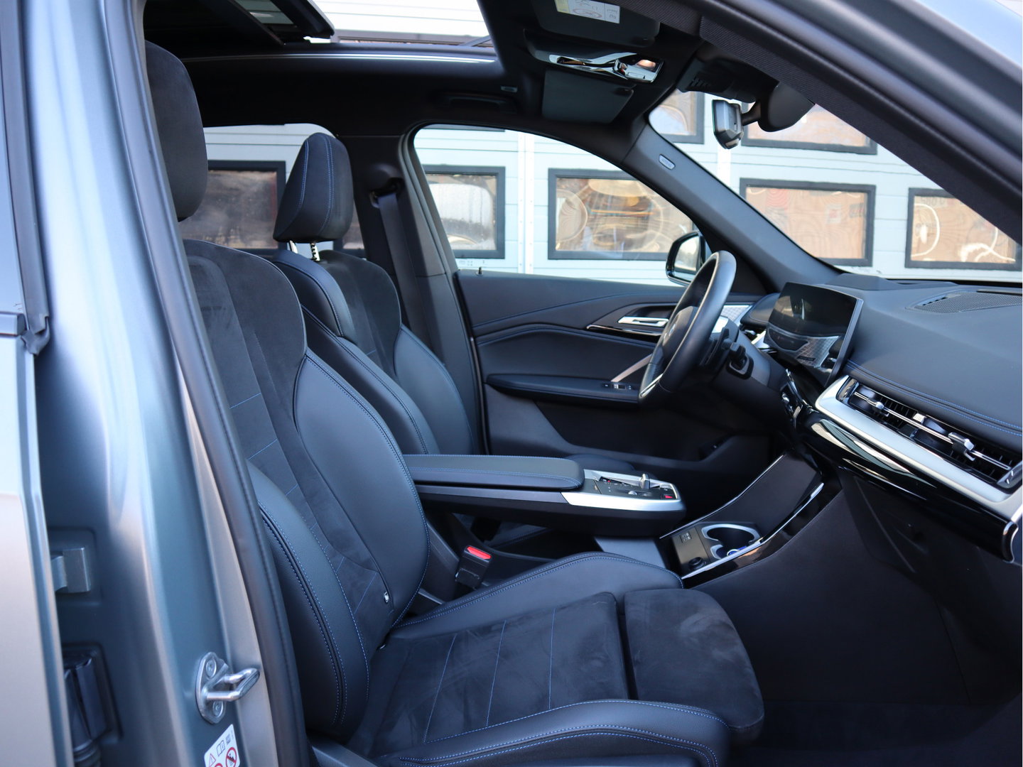 BMW X1 xDrive 23i 204pk 4Cilinder M-Sport - PANO - H&K - Memory - Dealer O.H. - Frozen Grey