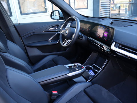 BMW X1 xDrive 23i 204pk 4Cilinder M-Sport - PANO - H&K - Memory - Dealer O.H. - Frozen Grey