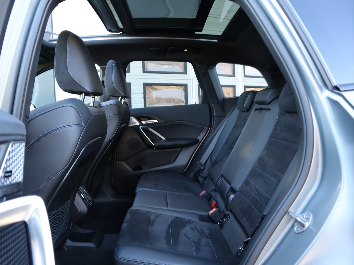 BMW X1 xDrive 23i 204pk 4Cilinder M-Sport - PANO - H&K - Memory - Dealer O.H. - Frozen Grey