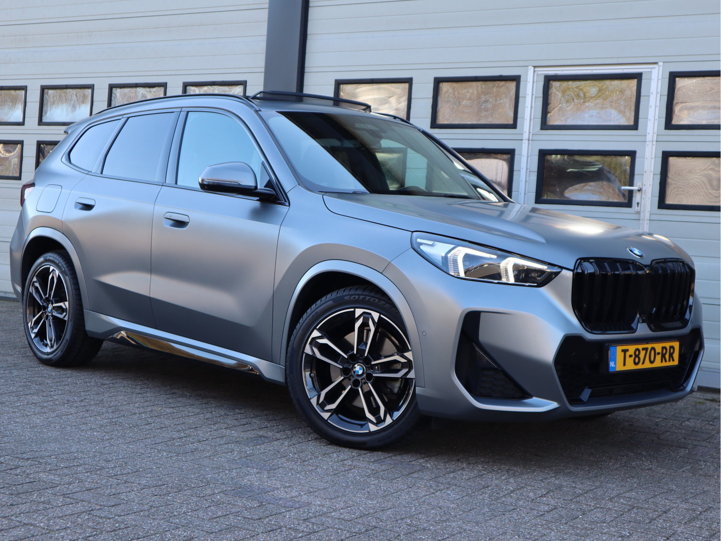 BMW X1 xDrive 23i 204pk 4Cilinder M-Sport - PANO - H&K - Memory - Dealer O.H. - Frozen Grey