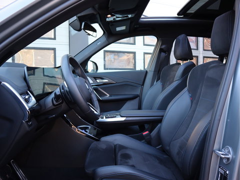 BMW X1 xDrive 23i 204pk 4Cilinder M-Sport - PANO - H&K - Memory - Dealer O.H. - Frozen Grey