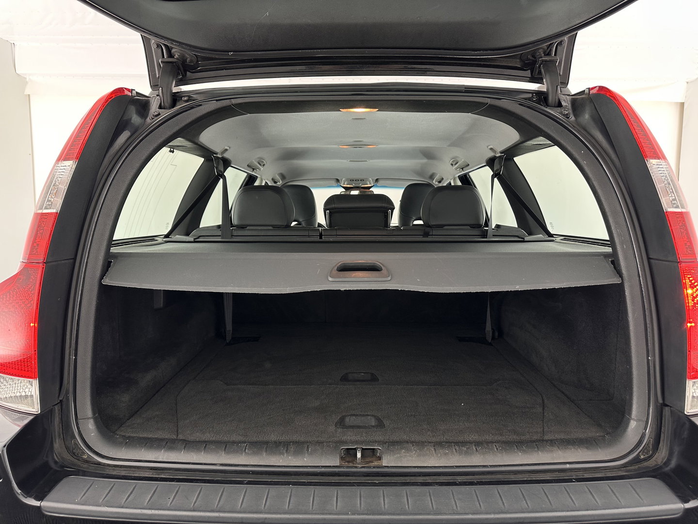 Volvo V70 2.4D Edition Sport *LEATHER | XENON | MEMORY-PACK | NAVI-FULLMAP | HEATED-COMFORTSEATS | ECC | PDC | CRUISE | 17''ALU | TOWBAR*