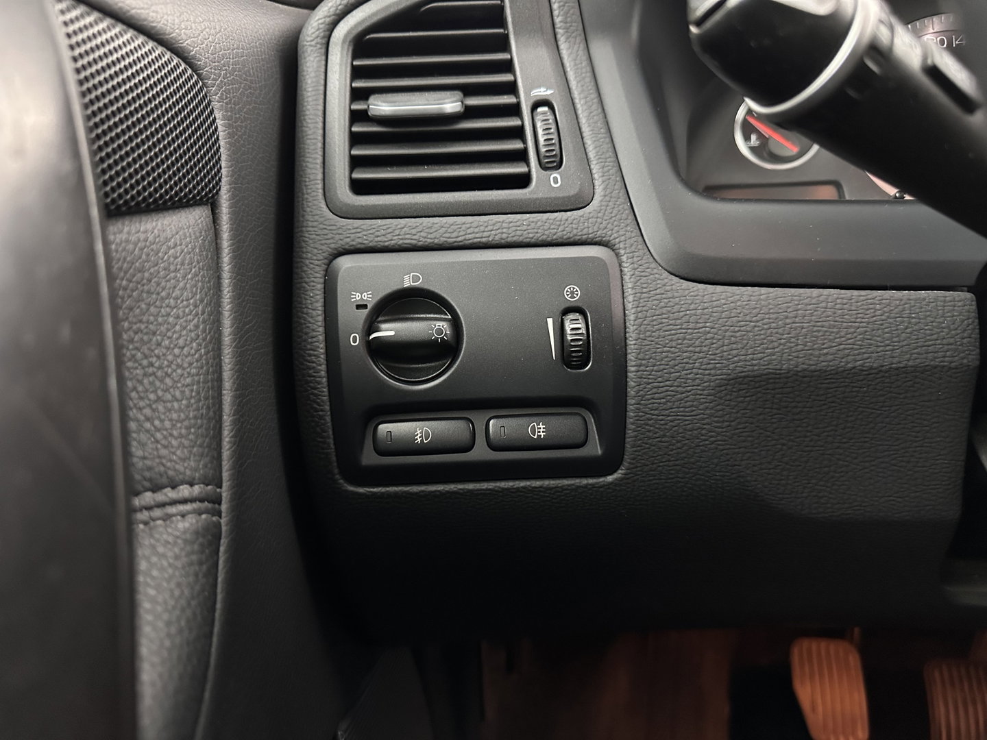 Volvo V70 2.4D Edition Sport *LEATHER | XENON | MEMORY-PACK | NAVI-FULLMAP | HEATED-COMFORTSEATS | ECC | PDC | CRUISE | 17''ALU | TOWBAR*