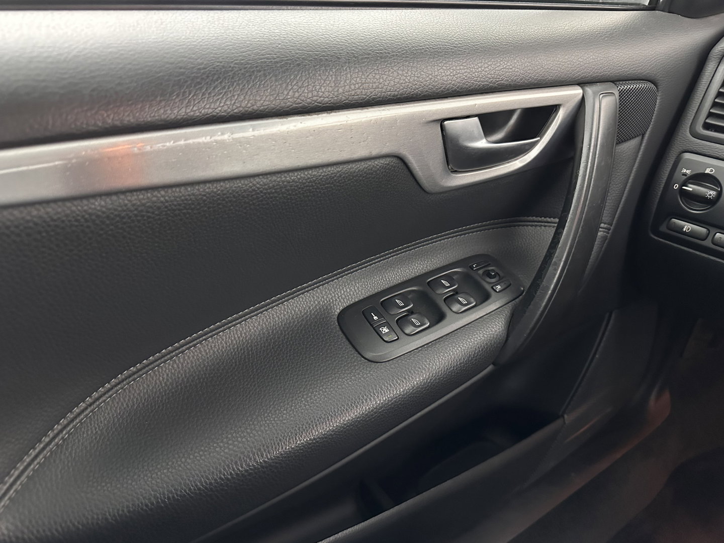 Volvo V70 2.4D Edition Sport *LEATHER | XENON | MEMORY-PACK | NAVI-FULLMAP | HEATED-COMFORTSEATS | ECC | PDC | CRUISE | 17''ALU | TOWBAR*