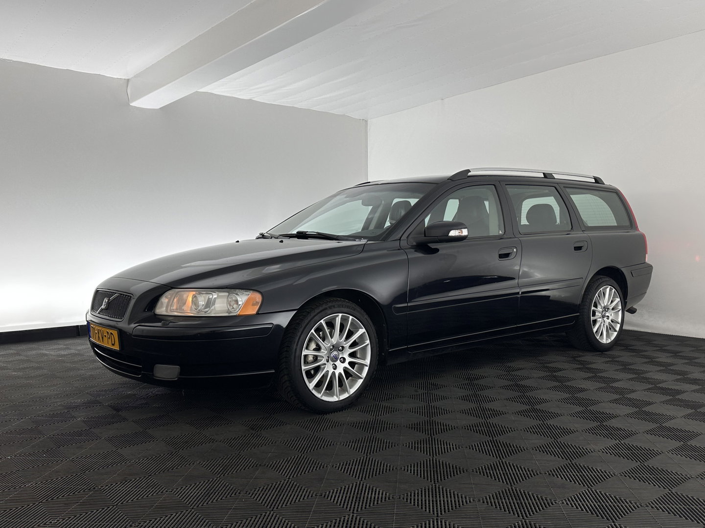 Volvo V70 2.4D Edition Sport *LEATHER | XENON | MEMORY-PACK | NAVI-FULLMAP | HEATED-COMFORTSEATS | ECC | PDC | CRUISE | 17''ALU | TOWBAR*