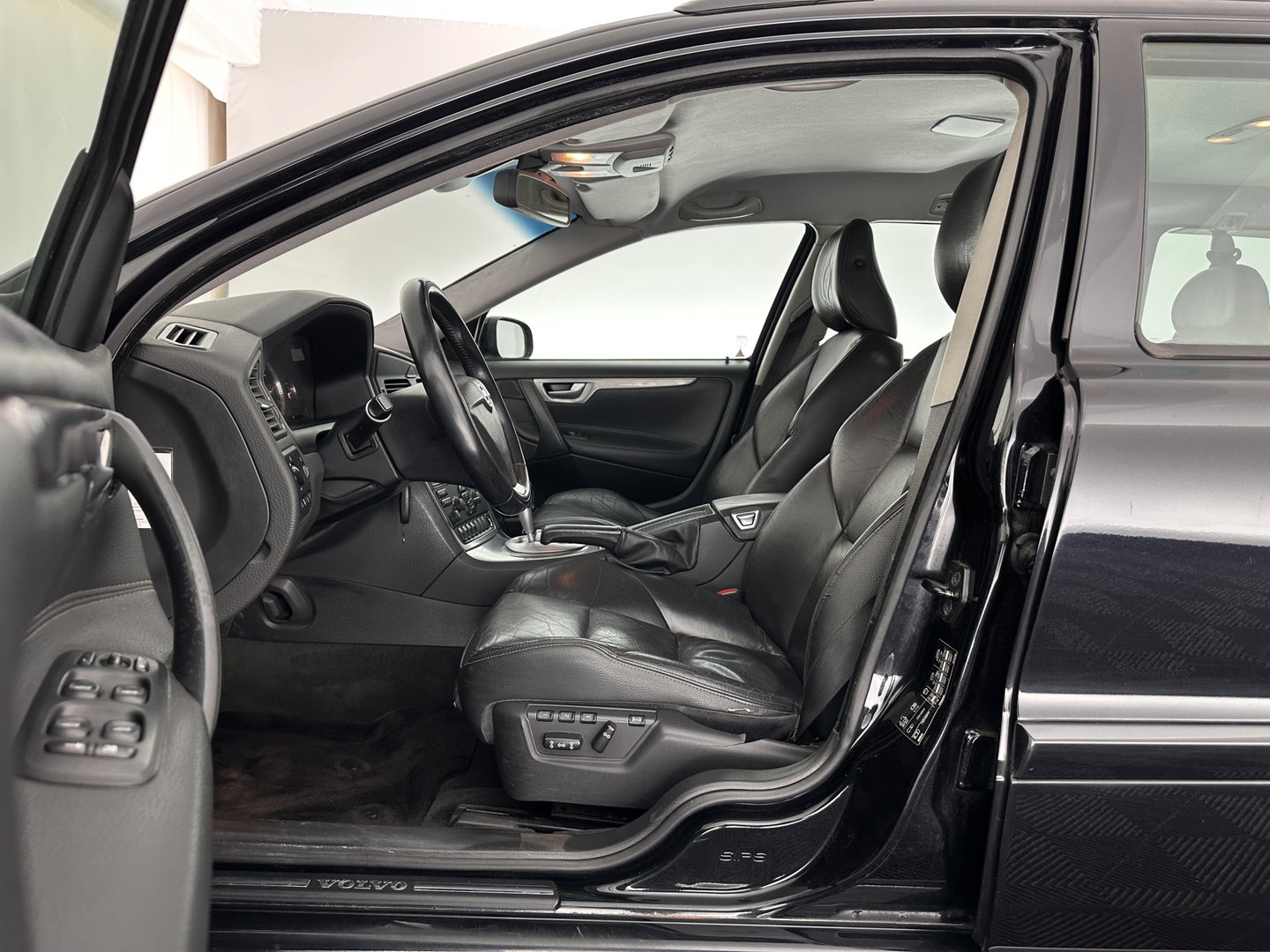 Volvo V70 2.4D Edition Sport *LEATHER | XENON | MEMORY-PACK | NAVI-FULLMAP | HEATED-COMFORTSEATS | ECC | PDC | CRUISE | 17''ALU | TOWBAR*