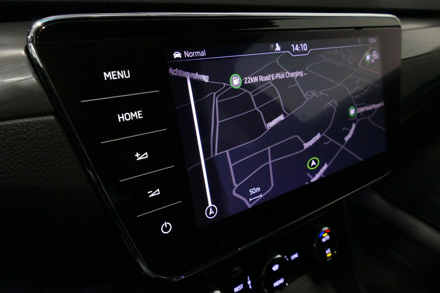 Škoda Superb Combi 1.4 TSI iV Business Edition / Elektr. verstelbare voorstoelen (links met memory) / Canton Sound System / Stoelverwarming voor & achter / Stuurwiel verwarming / Apple Carplay - Android Auto / Trekhaak (zwenkbaar) / Achteruitrijcamera / Dodehoek detec