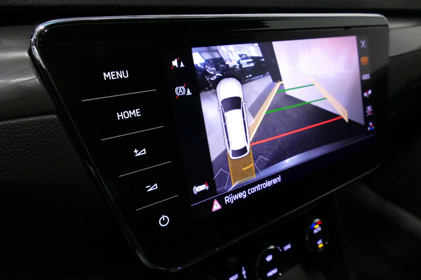 Škoda Superb Combi 1.4 TSI iV Business Edition / Elektr. verstelbare voorstoelen (links met memory) / Canton Sound System / Stoelverwarming voor & achter / Stuurwiel verwarming / Apple Carplay - Android Auto / Trekhaak (zwenkbaar) / Achteruitrijcamera / Dodehoek detec