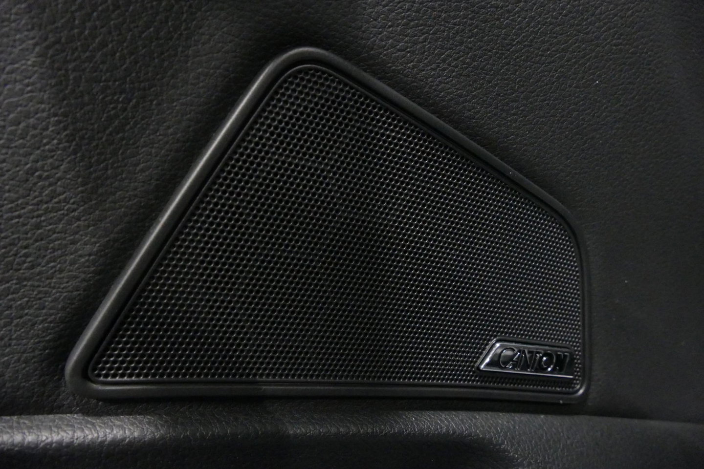 Škoda Superb Combi 1.4 TSI iV Business Edition / Elektr. verstelbare voorstoelen (links met memory) / Canton Sound System / Stoelverwarming voor & achter / Stuurwiel verwarming / Apple Carplay - Android Auto / Trekhaak (zwenkbaar) / Achteruitrijcamera / Dodehoek detec