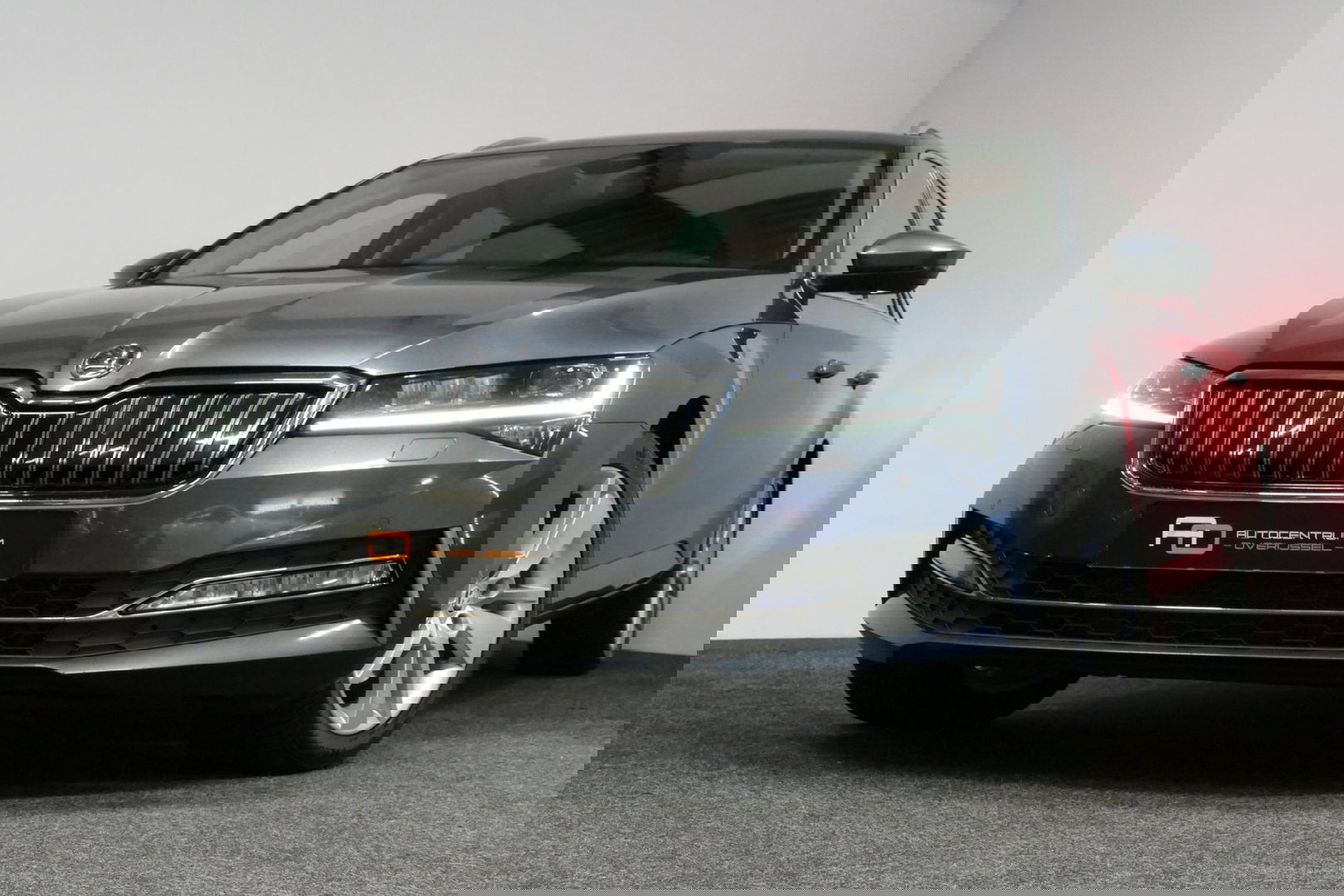 Škoda Superb Combi 1.4 TSI iV Business Edition / Elektr. verstelbare voorstoelen (links met memory) / Canton Sound System / Stoelverwarming voor & achter / Stuurwiel verwarming / Apple Carplay - Android Auto / Trekhaak (zwenkbaar) / Achteruitrijcamera / Dodehoek detec