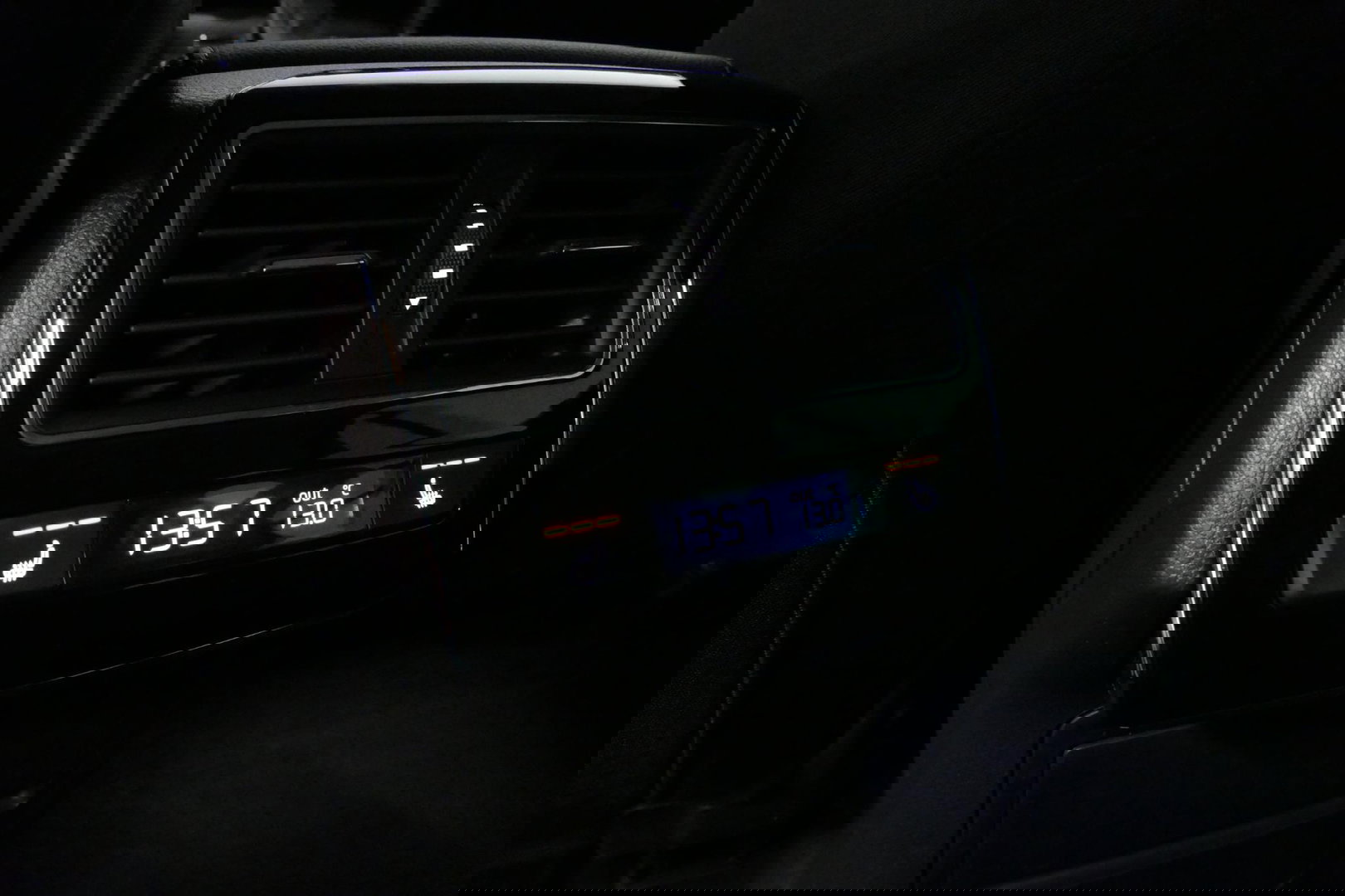 Škoda Superb Combi 1.4 TSI iV Business Edition / Elektr. verstelbare voorstoelen (links met memory) / Canton Sound System / Stoelverwarming voor & achter / Stuurwiel verwarming / Apple Carplay - Android Auto / Trekhaak (zwenkbaar) / Achteruitrijcamera / Dodehoek detec