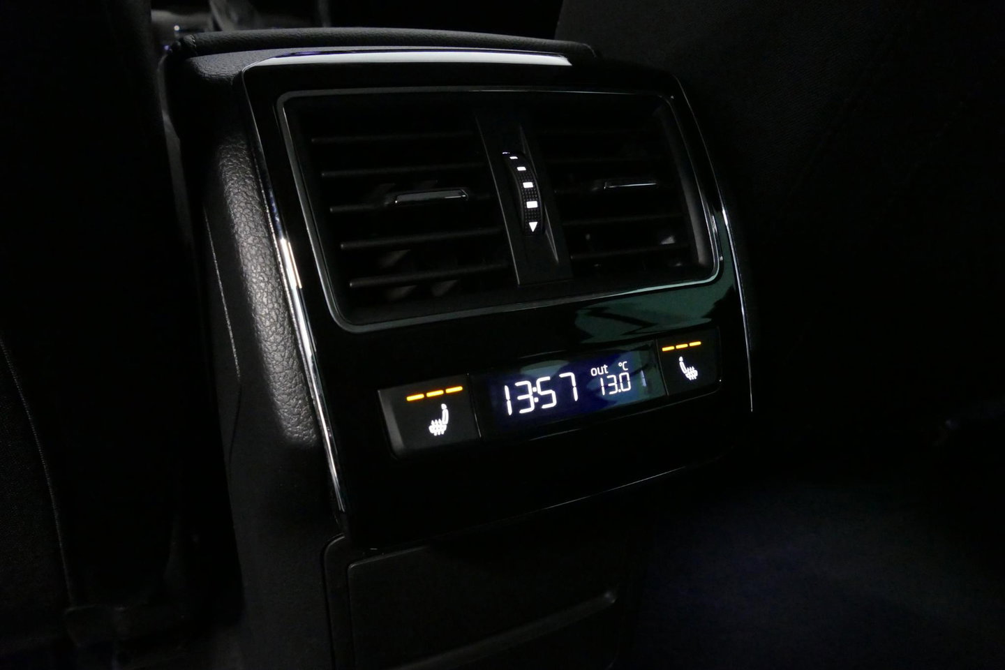 Škoda Superb Combi 1.4 TSI iV Business Edition / Elektr. verstelbare voorstoelen (links met memory) / Canton Sound System / Stoelverwarming voor & achter / Stuurwiel verwarming / Apple Carplay - Android Auto / Trekhaak (zwenkbaar) / Achteruitrijcamera / Dodehoek detec