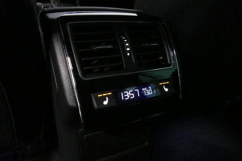 Škoda Superb Combi 1.4 TSI iV Business Edition / Elektr. verstelbare voorstoelen (links met memory) / Canton Sound System / Stoelverwarming voor & achter / Stuurwiel verwarming / Apple Carplay - Android Auto / Trekhaak (zwenkbaar) / Achteruitrijcamera / Dodehoek detec