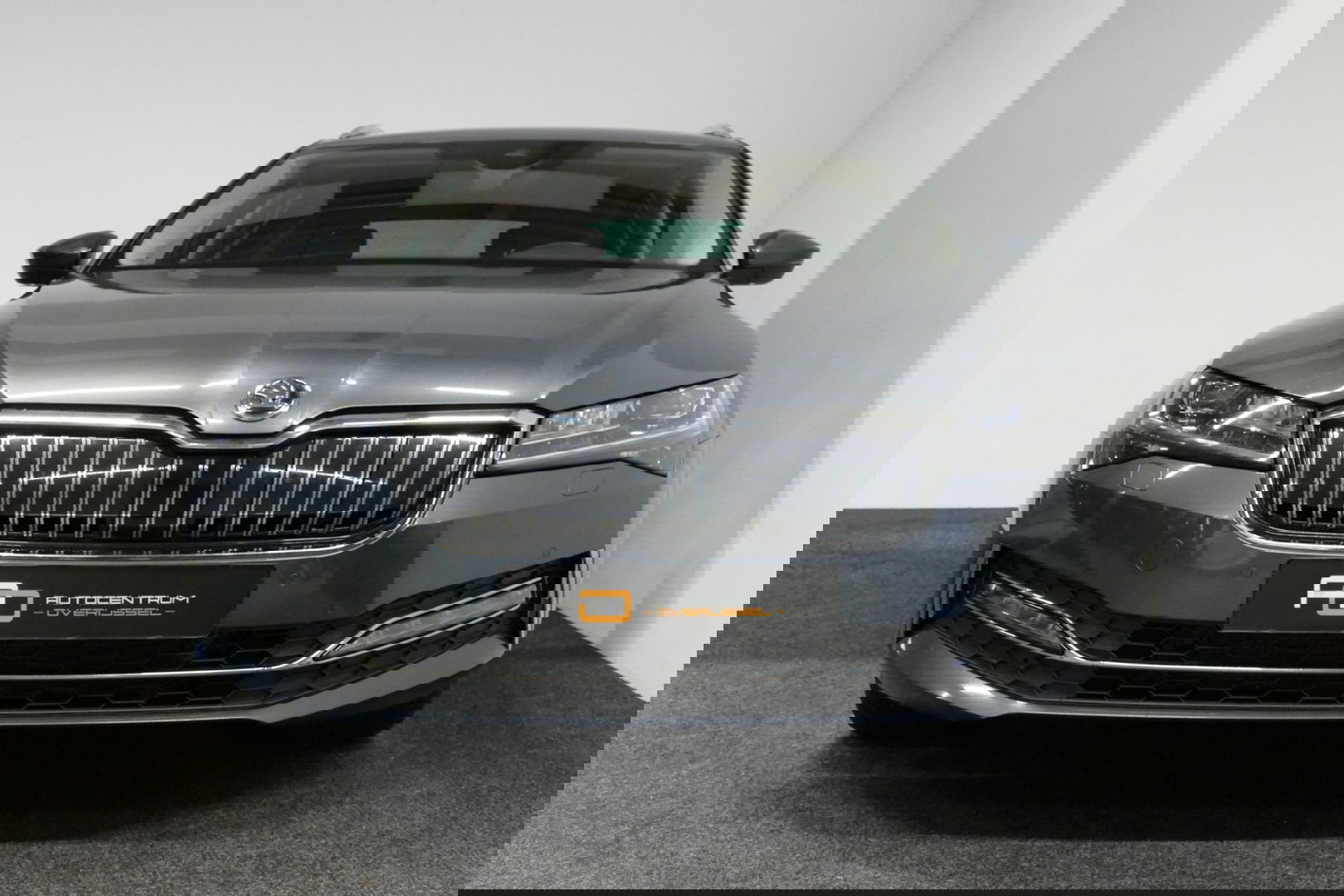 Škoda Superb Combi 1.4 TSI iV Business Edition / Elektr. verstelbare voorstoelen (links met memory) / Canton Sound System / Stoelverwarming voor & achter / Stuurwiel verwarming / Apple Carplay - Android Auto / Trekhaak (zwenkbaar) / Achteruitrijcamera / Dodehoek detec