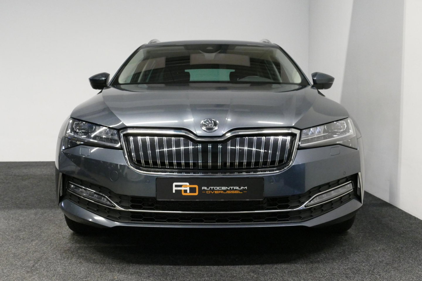 Škoda Superb Combi 1.4 TSI iV Business Edition / Elektr. verstelbare voorstoelen (links met memory) / Canton Sound System / Stoelverwarming voor & achter / Stuurwiel verwarming / Apple Carplay - Android Auto / Trekhaak (zwenkbaar) / Achteruitrijcamera / Dodehoek detec