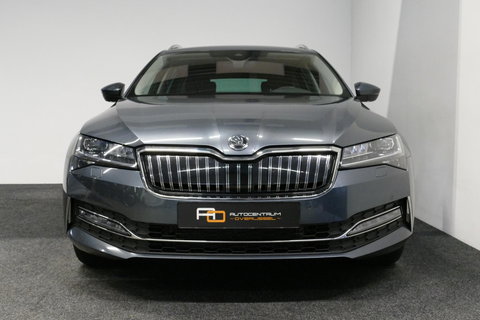 Škoda Superb Combi 1.4 TSI iV Business Edition / Elektr. verstelbare voorstoelen (links met memory) / Canton Sound System / Stoelverwarming voor & achter / Stuurwiel verwarming / Apple Carplay - Android Auto / Trekhaak (zwenkbaar) / Achteruitrijcamera / Dodehoek detec