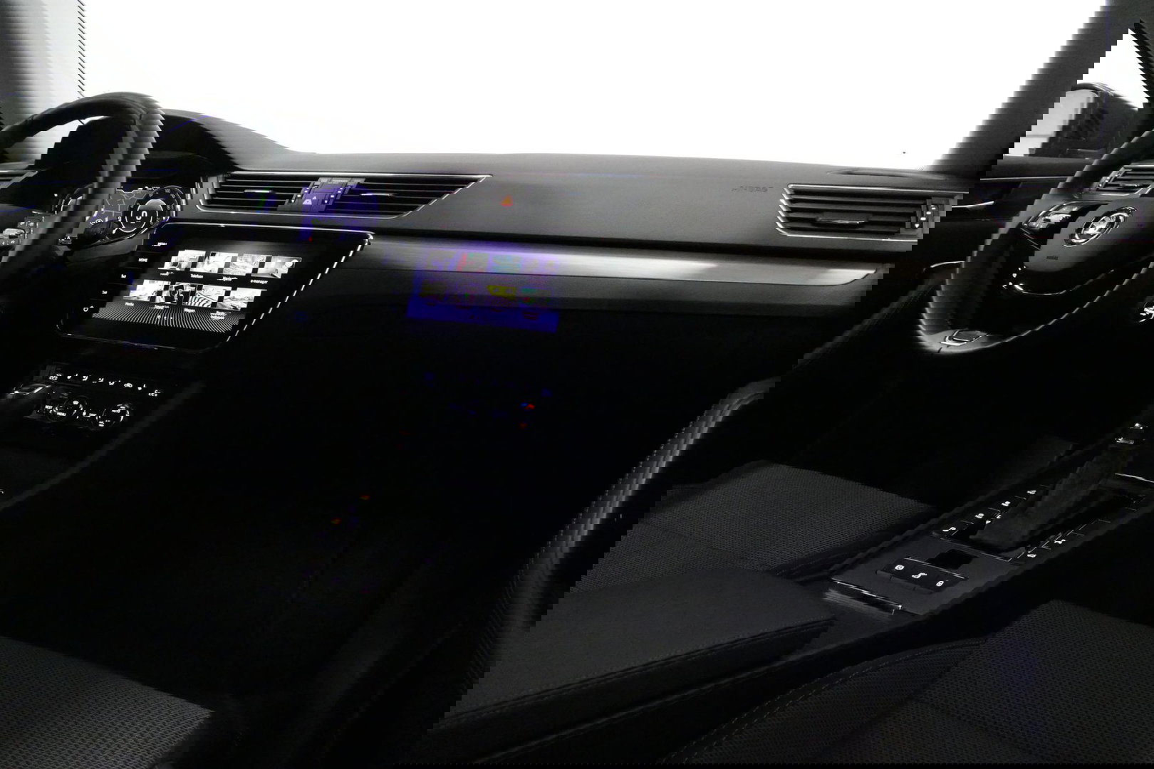 Škoda Superb Combi 1.4 TSI iV Business Edition / Elektr. verstelbare voorstoelen (links met memory) / Canton Sound System / Stoelverwarming voor & achter / Stuurwiel verwarming / Apple Carplay - Android Auto / Trekhaak (zwenkbaar) / Achteruitrijcamera / Dodehoek detec