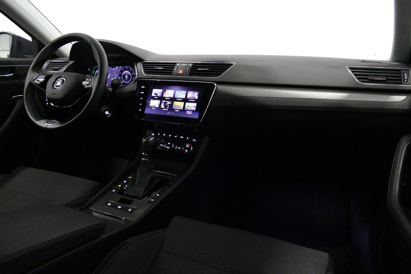 Škoda Superb Combi 1.4 TSI iV Business Edition / Elektr. verstelbare voorstoelen (links met memory) / Canton Sound System / Stoelverwarming voor & achter / Stuurwiel verwarming / Apple Carplay - Android Auto / Trekhaak (zwenkbaar) / Achteruitrijcamera / Dodehoek detec