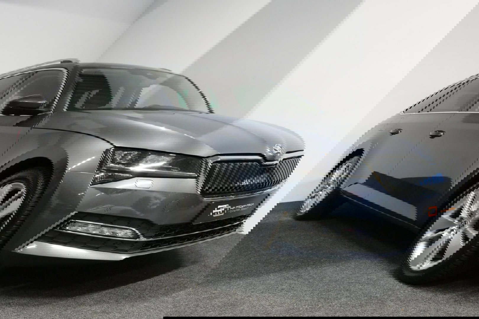 Škoda Superb Combi 1.4 TSI iV Business Edition / Elektr. verstelbare voorstoelen (links met memory) / Canton Sound System / Stoelverwarming voor & achter / Stuurwiel verwarming / Apple Carplay - Android Auto / Trekhaak (zwenkbaar) / Achteruitrijcamera / Dodehoek detec