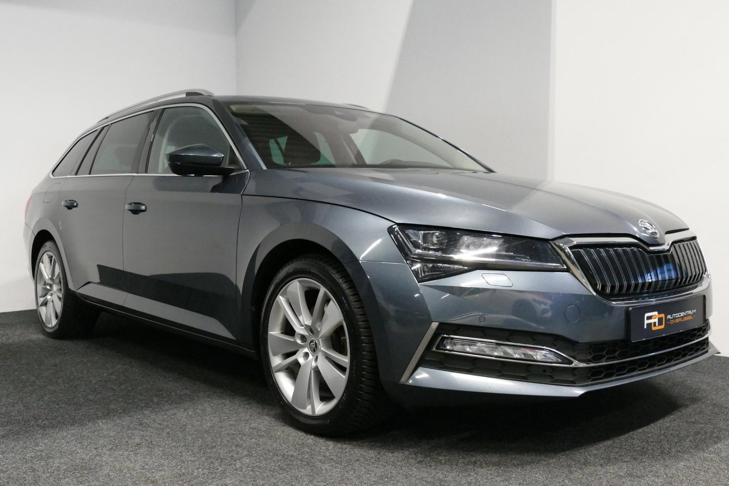 Škoda Superb Combi 1.4 TSI iV Business Edition / Elektr. verstelbare voorstoelen (links met memory) / Canton Sound System / Stoelverwarming voor & achter / Stuurwiel verwarming / Apple Carplay - Android Auto / Trekhaak (zwenkbaar) / Achteruitrijcamera / Dodehoek detec