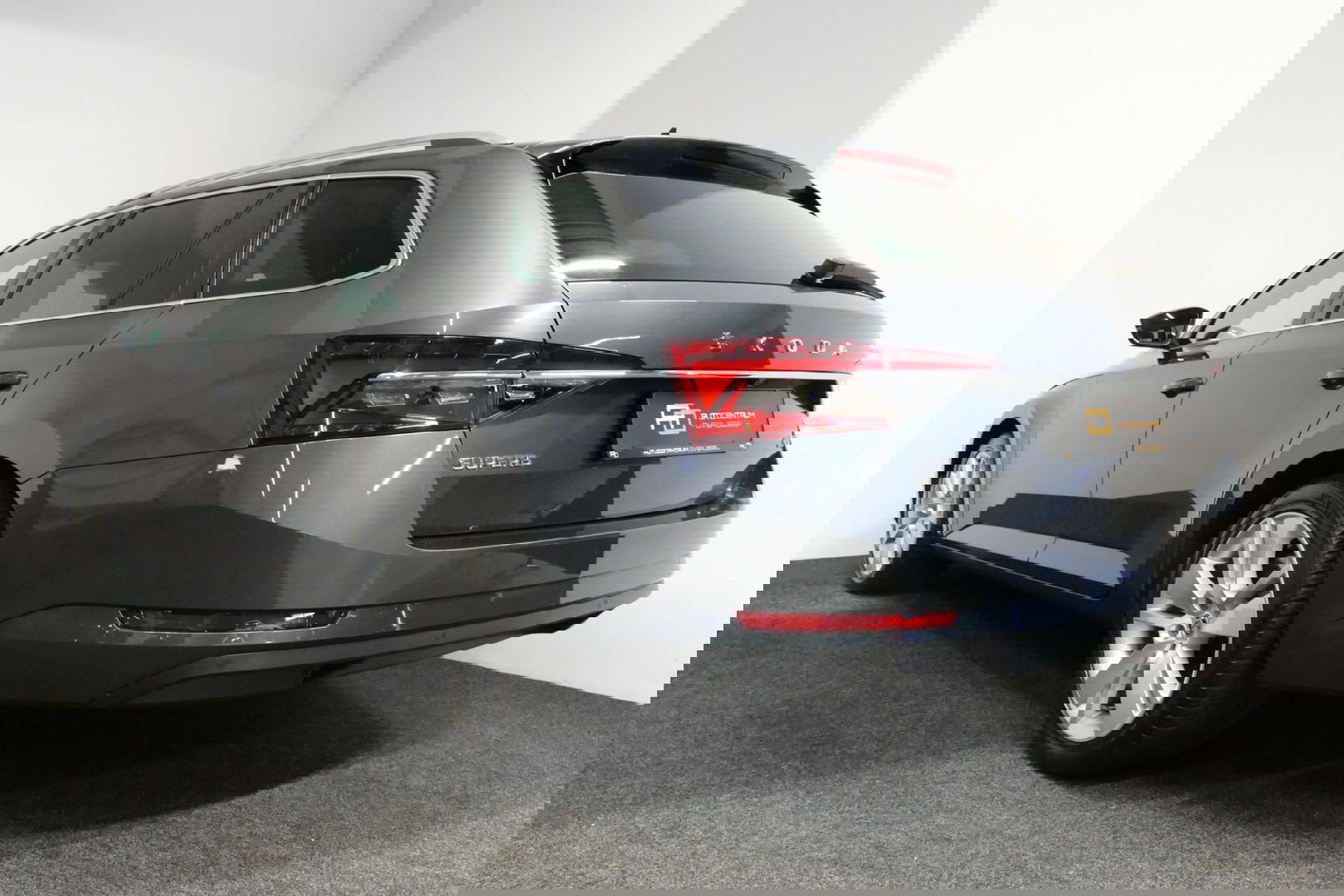 Škoda Superb Combi 1.4 TSI iV Business Edition / Elektr. verstelbare voorstoelen (links met memory) / Canton Sound System / Stoelverwarming voor & achter / Stuurwiel verwarming / Apple Carplay - Android Auto / Trekhaak (zwenkbaar) / Achteruitrijcamera / Dodehoek detec