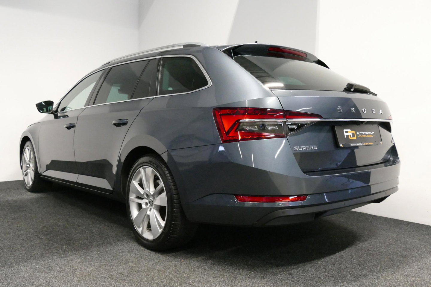 Škoda Superb Combi 1.4 TSI iV Business Edition / Elektr. verstelbare voorstoelen (links met memory) / Canton Sound System / Stoelverwarming voor & achter / Stuurwiel verwarming / Apple Carplay - Android Auto / Trekhaak (zwenkbaar) / Achteruitrijcamera / Dodehoek detec
