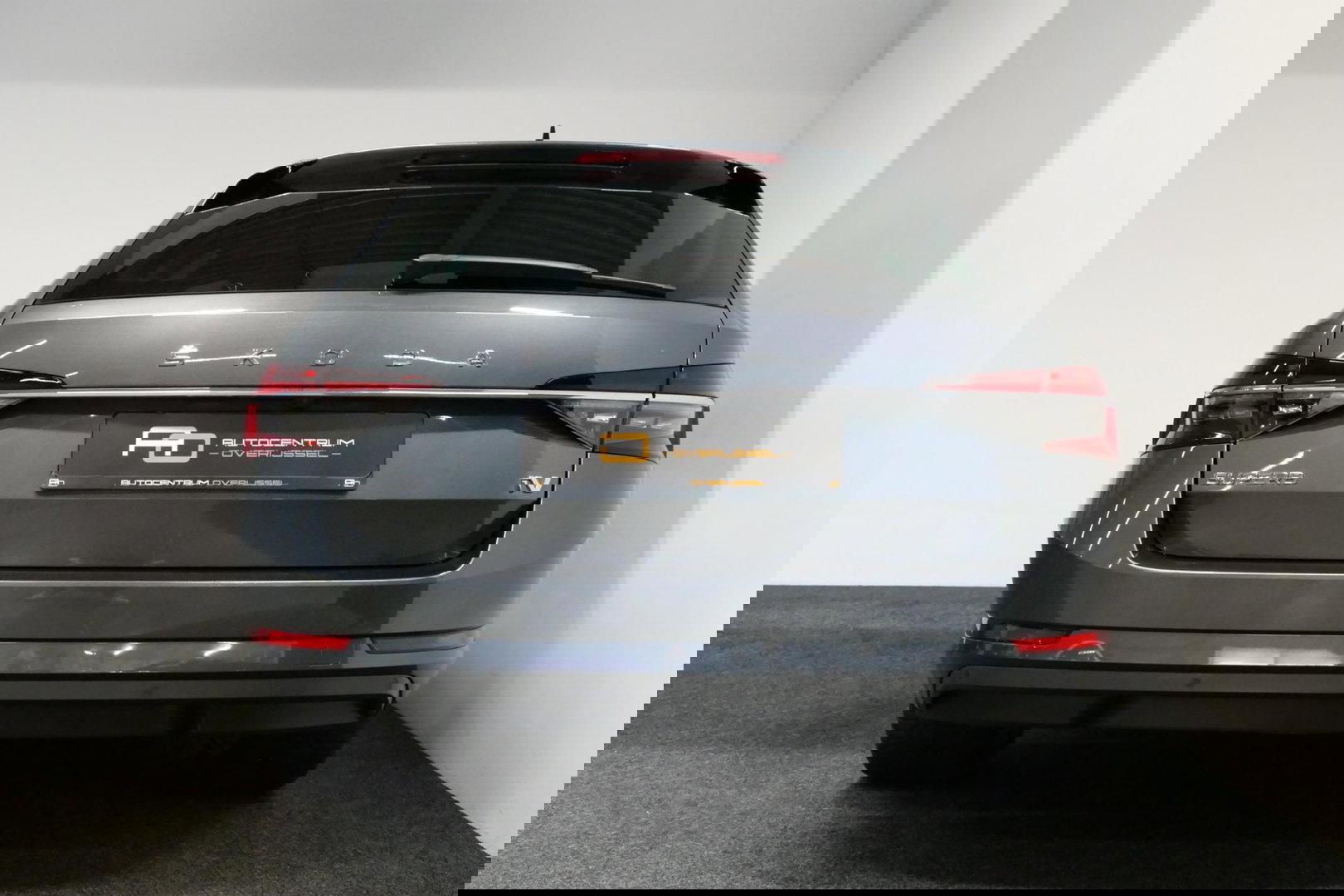 Škoda Superb Combi 1.4 TSI iV Business Edition / Elektr. verstelbare voorstoelen (links met memory) / Canton Sound System / Stoelverwarming voor & achter / Stuurwiel verwarming / Apple Carplay - Android Auto / Trekhaak (zwenkbaar) / Achteruitrijcamera / Dodehoek detec