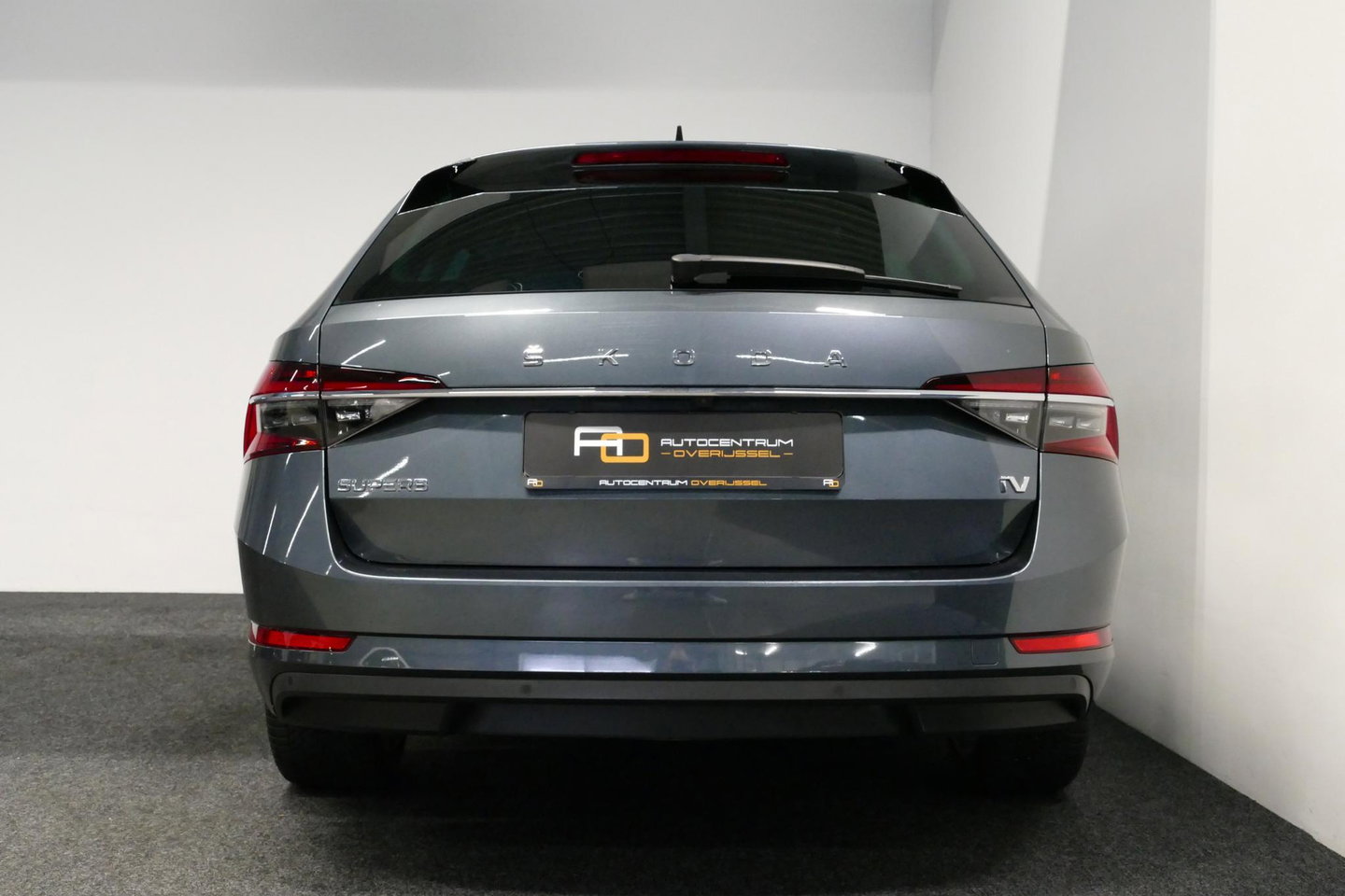 Škoda Superb Combi 1.4 TSI iV Business Edition / Elektr. verstelbare voorstoelen (links met memory) / Canton Sound System / Stoelverwarming voor & achter / Stuurwiel verwarming / Apple Carplay - Android Auto / Trekhaak (zwenkbaar) / Achteruitrijcamera / Dodehoek detec