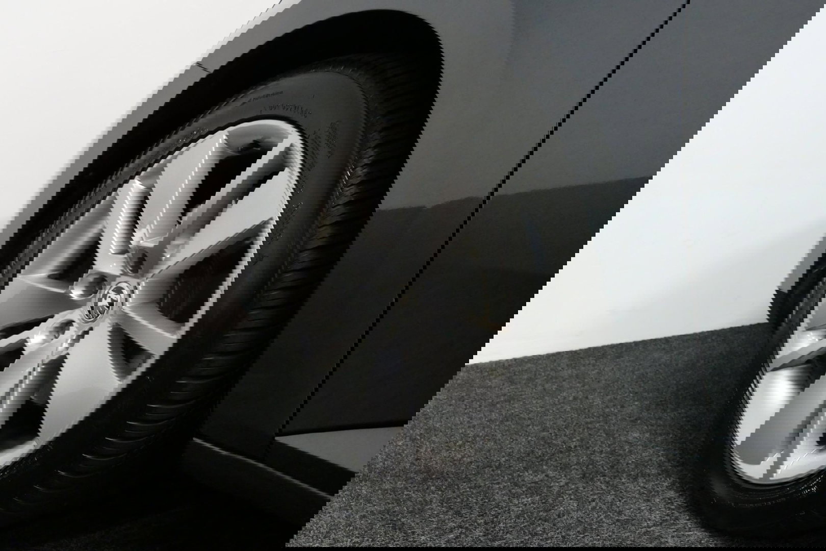 Škoda Superb Combi 1.4 TSI iV Business Edition / Elektr. verstelbare voorstoelen (links met memory) / Canton Sound System / Stoelverwarming voor & achter / Stuurwiel verwarming / Apple Carplay - Android Auto / Trekhaak (zwenkbaar) / Achteruitrijcamera / Dodehoek detec