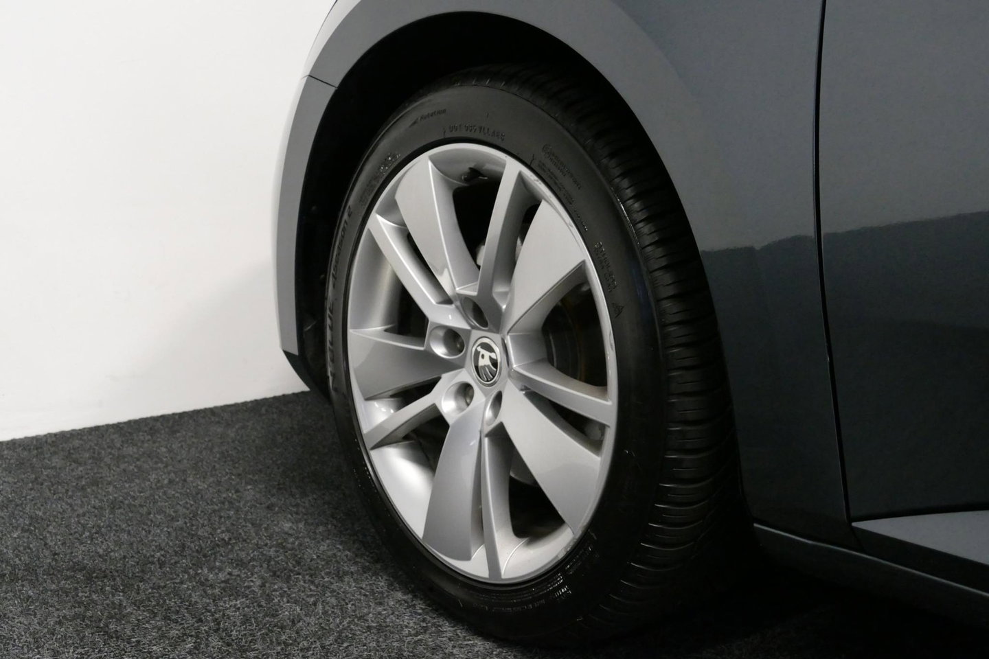 Škoda Superb Combi 1.4 TSI iV Business Edition / Elektr. verstelbare voorstoelen (links met memory) / Canton Sound System / Stoelverwarming voor & achter / Stuurwiel verwarming / Apple Carplay - Android Auto / Trekhaak (zwenkbaar) / Achteruitrijcamera / Dodehoek detec