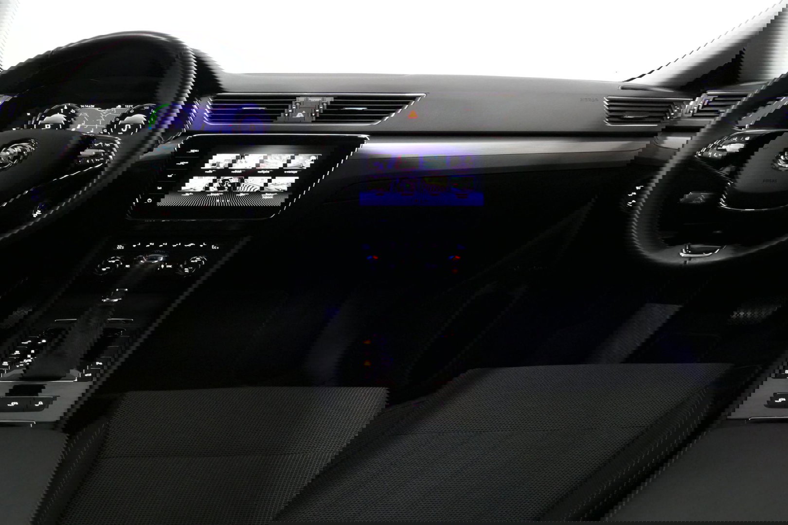 Škoda Superb Combi 1.4 TSI iV Business Edition / Elektr. verstelbare voorstoelen (links met memory) / Canton Sound System / Stoelverwarming voor & achter / Stuurwiel verwarming / Apple Carplay - Android Auto / Trekhaak (zwenkbaar) / Achteruitrijcamera / Dodehoek detec