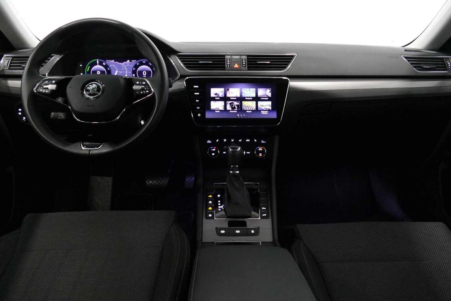Škoda Superb Combi 1.4 TSI iV Business Edition / Elektr. verstelbare voorstoelen (links met memory) / Canton Sound System / Stoelverwarming voor & achter / Stuurwiel verwarming / Apple Carplay - Android Auto / Trekhaak (zwenkbaar) / Achteruitrijcamera / Dodehoek detec