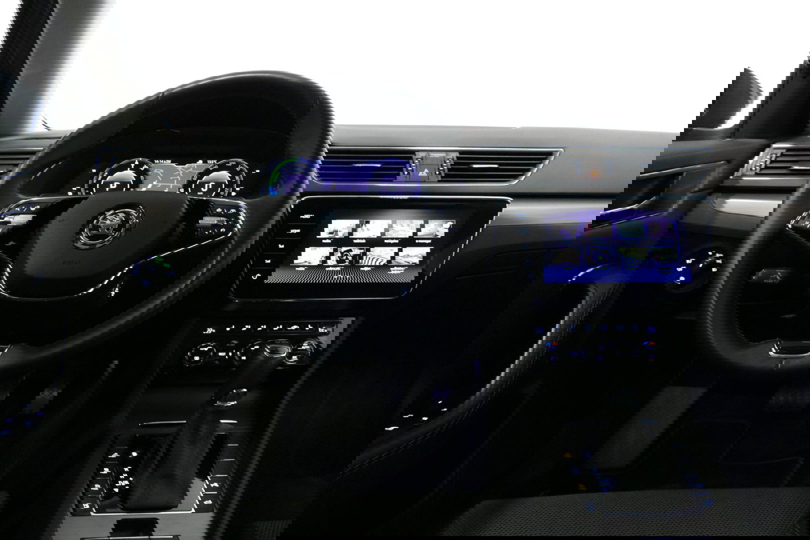 Škoda Superb Combi 1.4 TSI iV Business Edition / Elektr. verstelbare voorstoelen (links met memory) / Canton Sound System / Stoelverwarming voor & achter / Stuurwiel verwarming / Apple Carplay - Android Auto / Trekhaak (zwenkbaar) / Achteruitrijcamera / Dodehoek detec