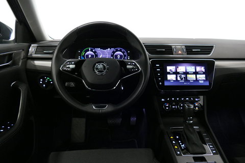Škoda Superb Combi 1.4 TSI iV Business Edition / Elektr. verstelbare voorstoelen (links met memory) / Canton Sound System / Stoelverwarming voor & achter / Stuurwiel verwarming / Apple Carplay - Android Auto / Trekhaak (zwenkbaar) / Achteruitrijcamera / Dodehoek detec