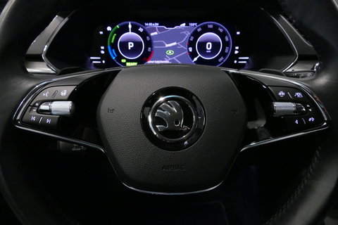 Škoda Superb Combi 1.4 TSI iV Business Edition / Elektr. verstelbare voorstoelen (links met memory) / Canton Sound System / Stoelverwarming voor & achter / Stuurwiel verwarming / Apple Carplay - Android Auto / Trekhaak (zwenkbaar) / Achteruitrijcamera / Dodehoek detec