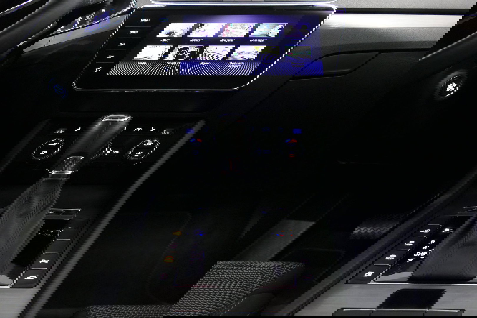 Škoda Superb Combi 1.4 TSI iV Business Edition / Elektr. verstelbare voorstoelen (links met memory) / Canton Sound System / Stoelverwarming voor & achter / Stuurwiel verwarming / Apple Carplay - Android Auto / Trekhaak (zwenkbaar) / Achteruitrijcamera / Dodehoek detec