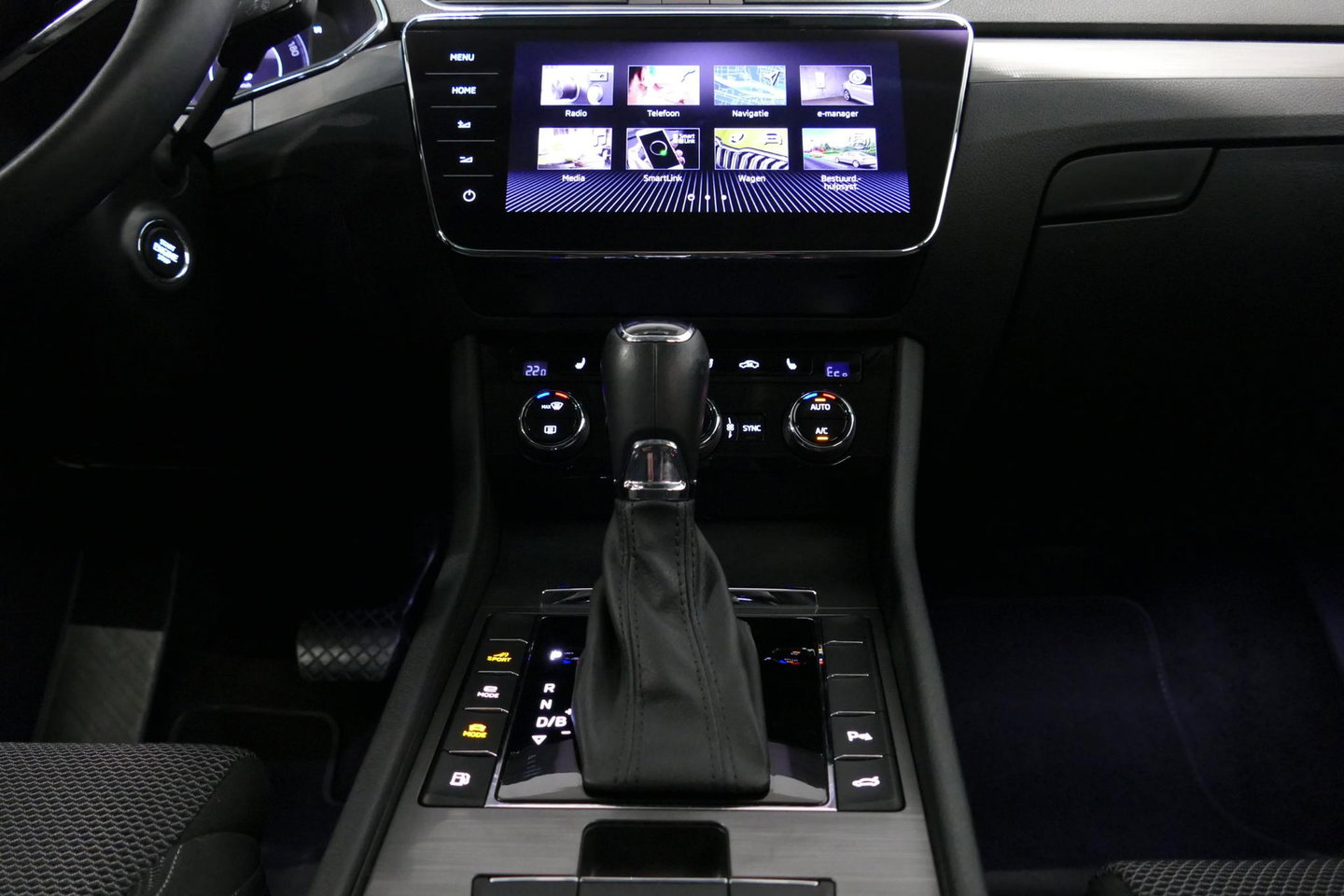 Škoda Superb Combi 1.4 TSI iV Business Edition / Elektr. verstelbare voorstoelen (links met memory) / Canton Sound System / Stoelverwarming voor & achter / Stuurwiel verwarming / Apple Carplay - Android Auto / Trekhaak (zwenkbaar) / Achteruitrijcamera / Dodehoek detec