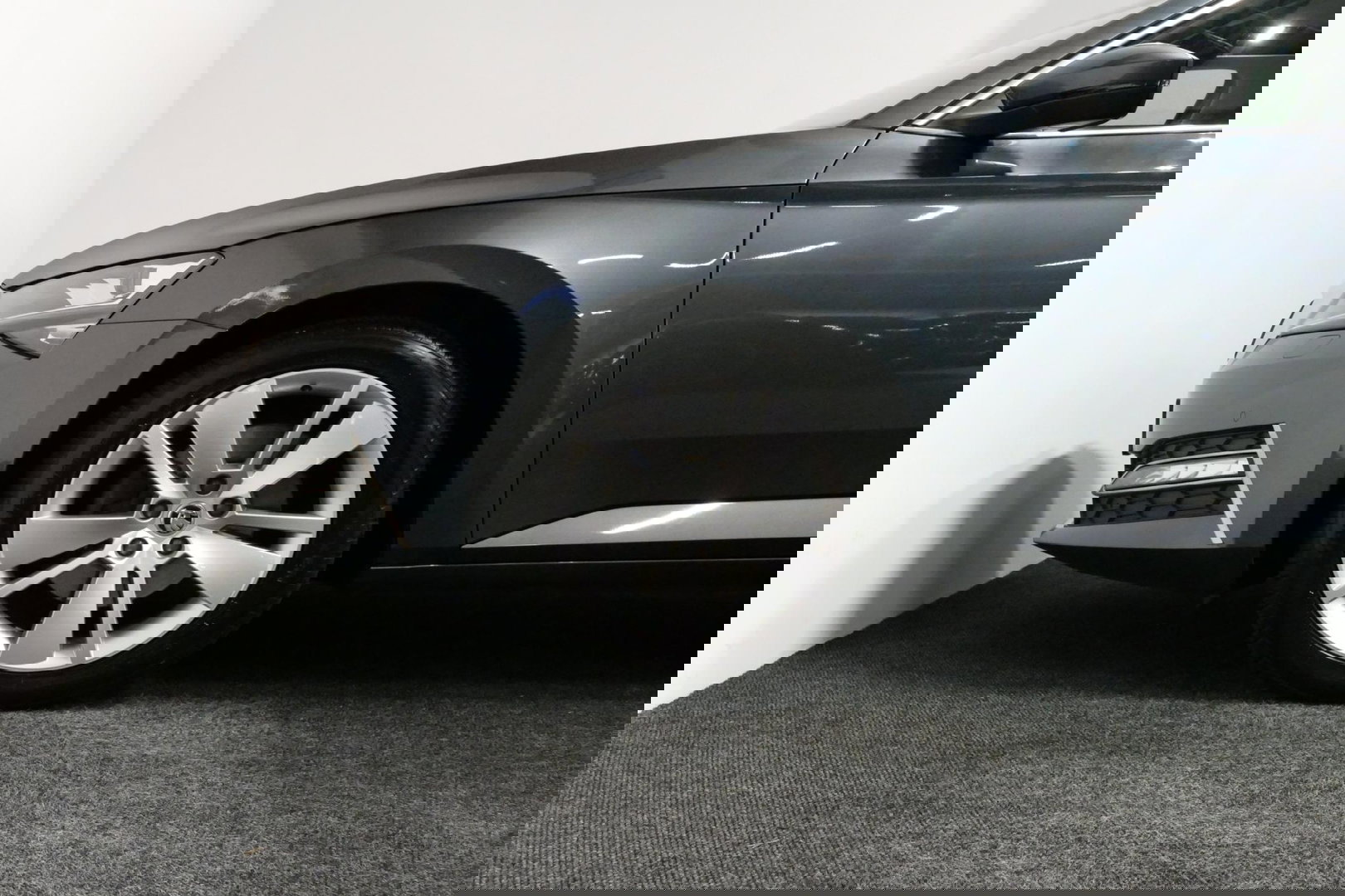 Škoda Superb Combi 1.4 TSI iV Business Edition / Elektr. verstelbare voorstoelen (links met memory) / Canton Sound System / Stoelverwarming voor & achter / Stuurwiel verwarming / Apple Carplay - Android Auto / Trekhaak (zwenkbaar) / Achteruitrijcamera / Dodehoek detec