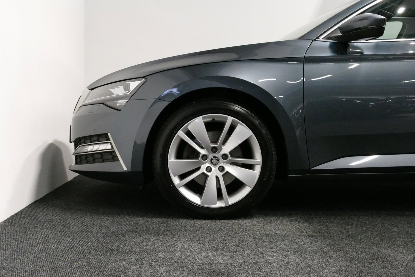 Škoda Superb Combi 1.4 TSI iV Business Edition / Elektr. verstelbare voorstoelen (links met memory) / Canton Sound System / Stoelverwarming voor & achter / Stuurwiel verwarming / Apple Carplay - Android Auto / Trekhaak (zwenkbaar) / Achteruitrijcamera / Dodehoek detec
