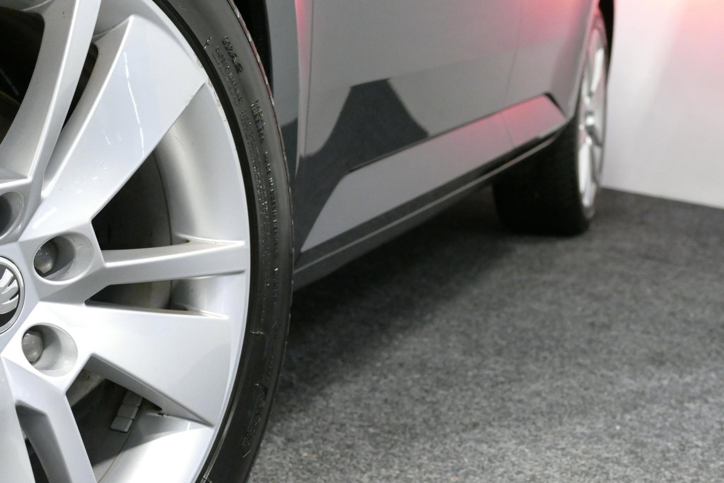 Škoda Superb Combi 1.4 TSI iV Business Edition / Elektr. verstelbare voorstoelen (links met memory) / Canton Sound System / Stoelverwarming voor & achter / Stuurwiel verwarming / Apple Carplay - Android Auto / Trekhaak (zwenkbaar) / Achteruitrijcamera / Dodehoek detec