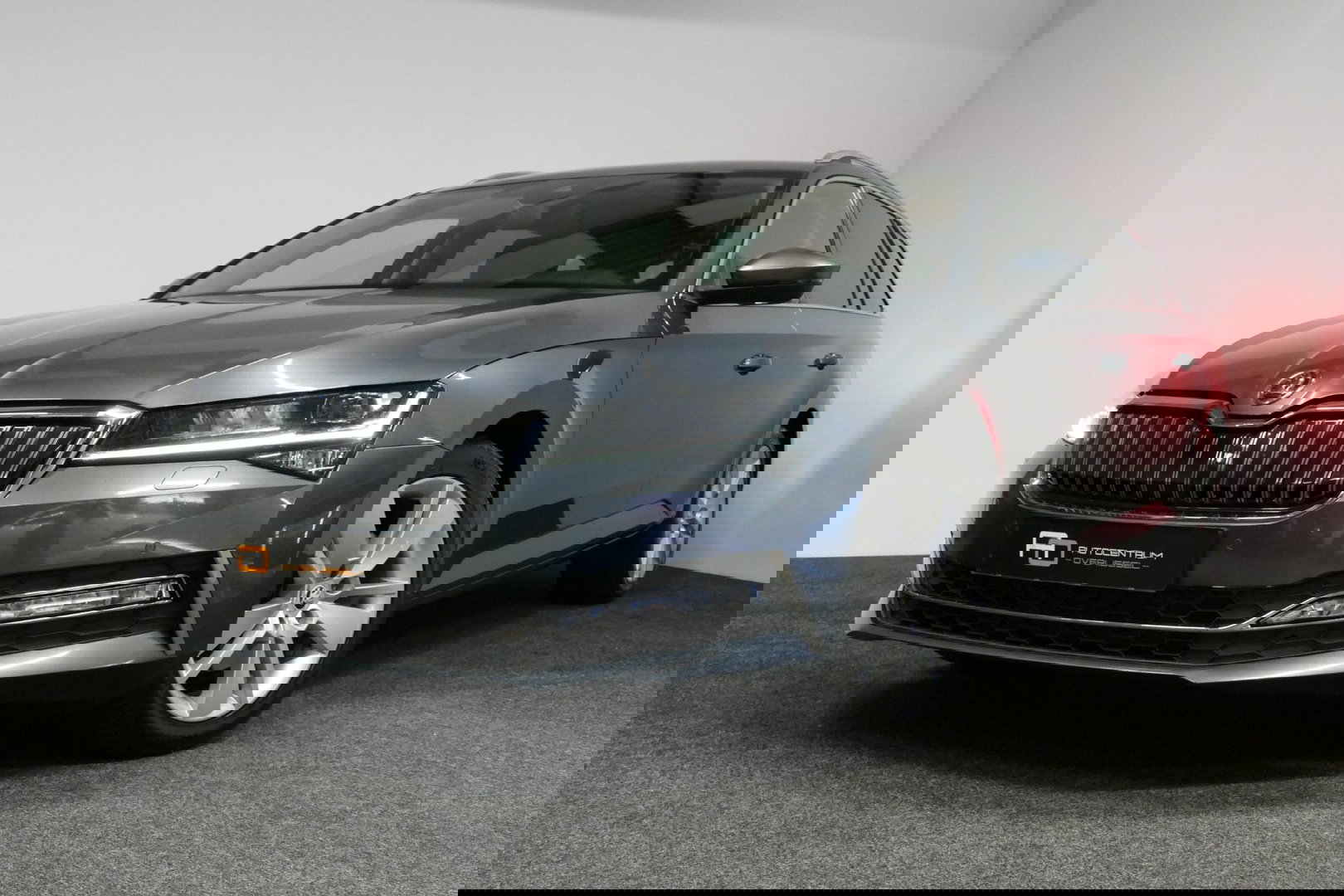 Škoda Superb Combi 1.4 TSI iV Business Edition / Elektr. verstelbare voorstoelen (links met memory) / Canton Sound System / Stoelverwarming voor & achter / Stuurwiel verwarming / Apple Carplay - Android Auto / Trekhaak (zwenkbaar) / Achteruitrijcamera / Dodehoek detec