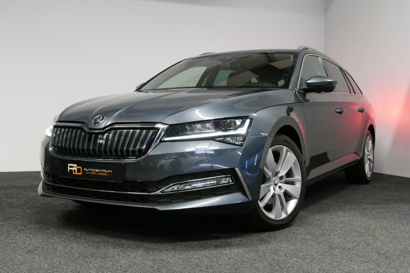 Škoda Superb Combi 1.4 TSI iV Business Edition / Elektr. verstelbare voorstoelen (links met memory) / Canton Sound System / Stoelverwarming voor & achter / Stuurwiel verwarming / Apple Carplay - Android Auto / Trekhaak (zwenkbaar) / Achteruitrijcamera / Dodehoek detec
