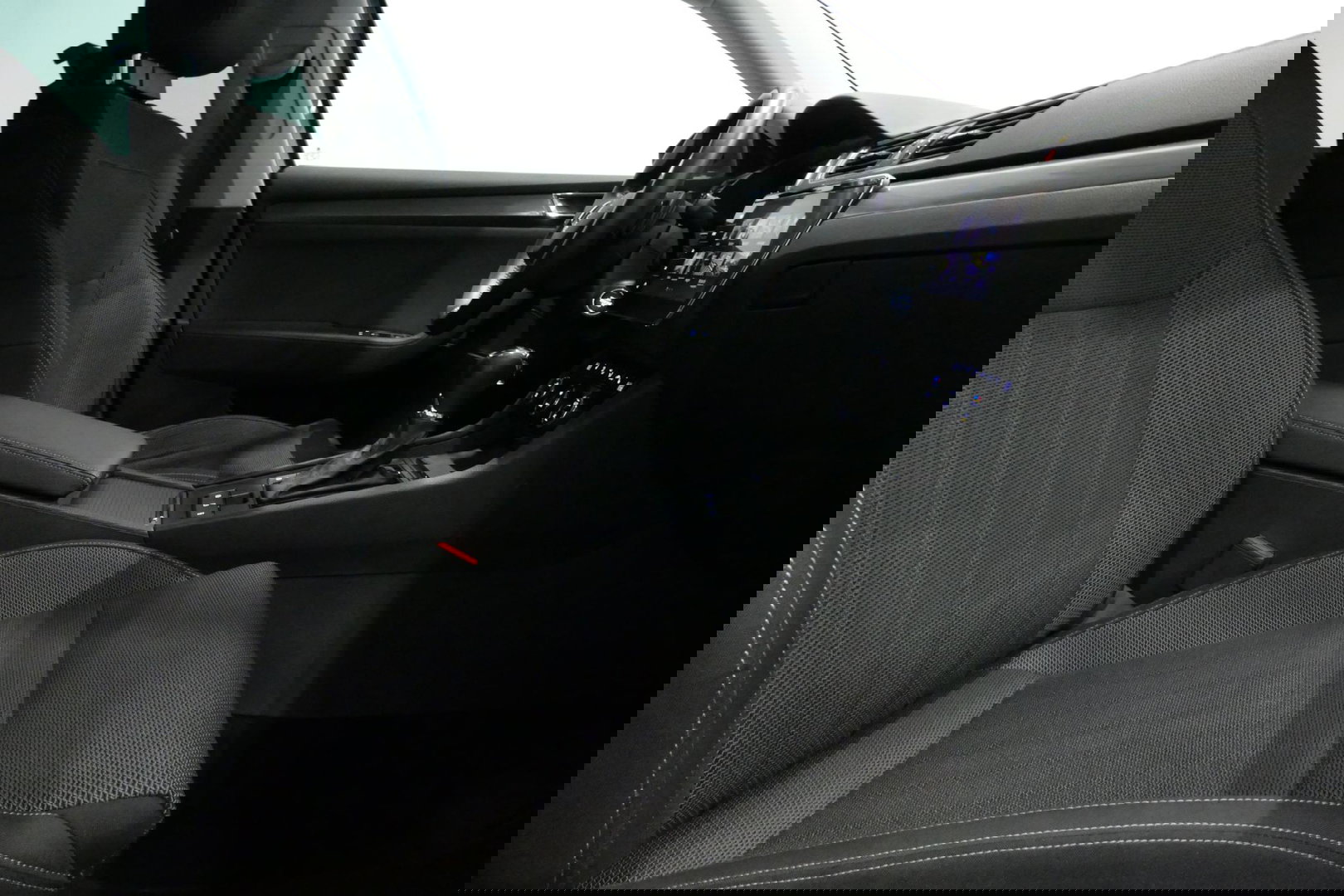 Škoda Superb Combi 1.4 TSI iV Business Edition / Elektr. verstelbare voorstoelen (links met memory) / Canton Sound System / Stoelverwarming voor & achter / Stuurwiel verwarming / Apple Carplay - Android Auto / Trekhaak (zwenkbaar) / Achteruitrijcamera / Dodehoek detec