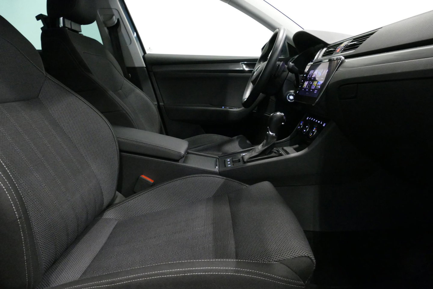 Škoda Superb Combi 1.4 TSI iV Business Edition / Elektr. verstelbare voorstoelen (links met memory) / Canton Sound System / Stoelverwarming voor & achter / Stuurwiel verwarming / Apple Carplay - Android Auto / Trekhaak (zwenkbaar) / Achteruitrijcamera / Dodehoek detec