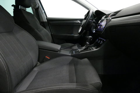 Škoda Superb Combi 1.4 TSI iV Business Edition / Elektr. verstelbare voorstoelen (links met memory) / Canton Sound System / Stoelverwarming voor & achter / Stuurwiel verwarming / Apple Carplay - Android Auto / Trekhaak (zwenkbaar) / Achteruitrijcamera / Dodehoek detec