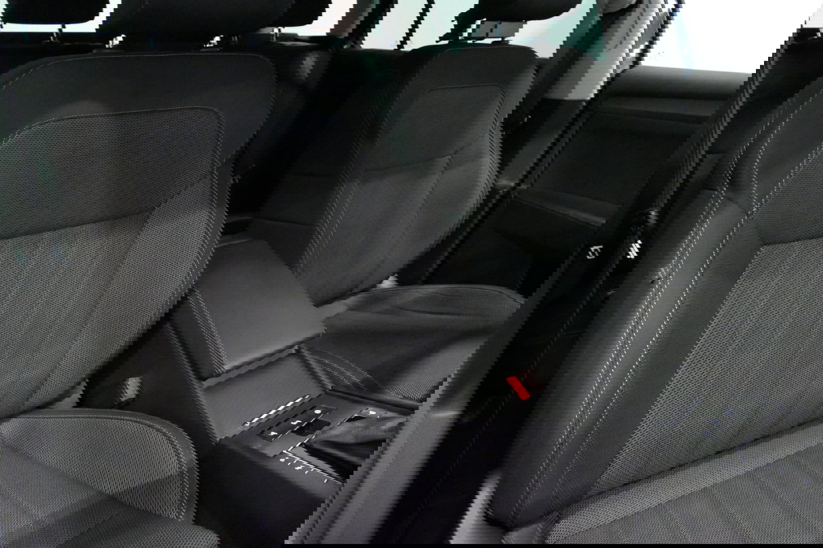 Škoda Superb Combi 1.4 TSI iV Business Edition / Elektr. verstelbare voorstoelen (links met memory) / Canton Sound System / Stoelverwarming voor & achter / Stuurwiel verwarming / Apple Carplay - Android Auto / Trekhaak (zwenkbaar) / Achteruitrijcamera / Dodehoek detec