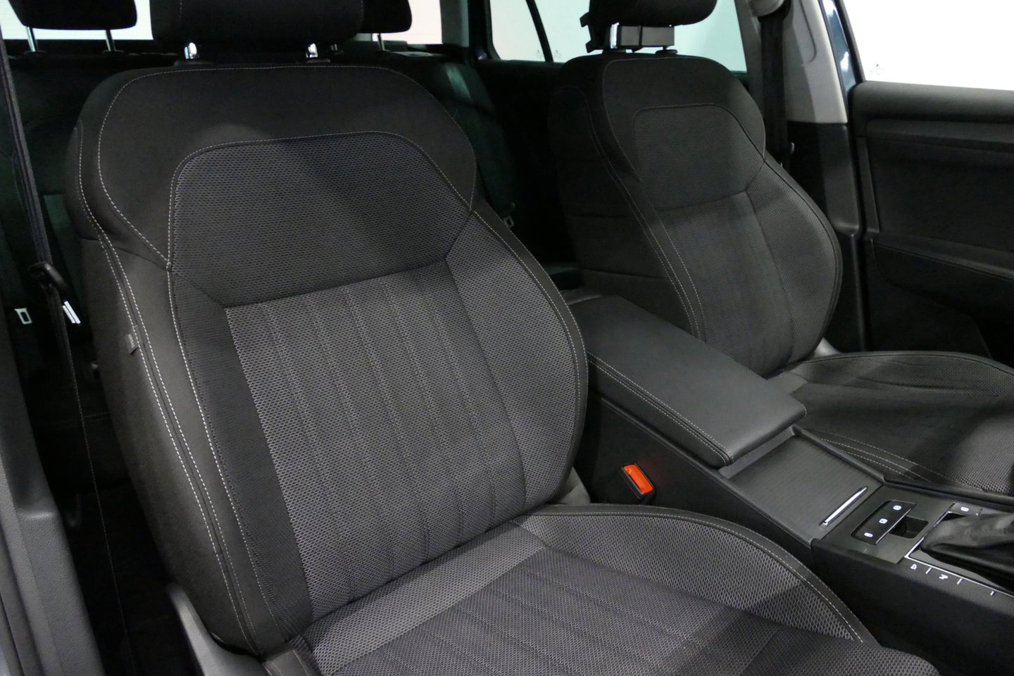 Škoda Superb Combi 1.4 TSI iV Business Edition / Elektr. verstelbare voorstoelen (links met memory) / Canton Sound System / Stoelverwarming voor & achter / Stuurwiel verwarming / Apple Carplay - Android Auto / Trekhaak (zwenkbaar) / Achteruitrijcamera / Dodehoek detec